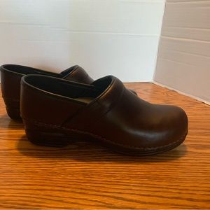Dansko Pro Brown Leather Clogs Size 38 (7.5-8) Great Used Condition.